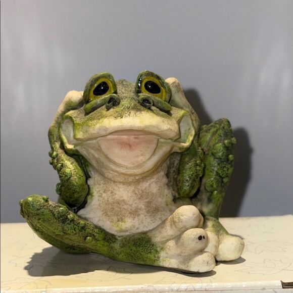Charming Green Frog Ceramic Figurine Set - Picture 3 of 8